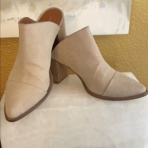 Report~ Off White/ Light Taupe Mule